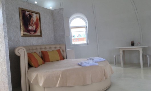 Дом-сфера с кухней и балконом