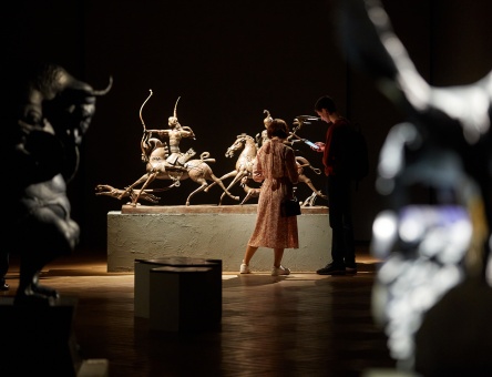 Галерея Виктора Бронштейна, в галерее находится экспозиция скульптур Даши Намдакова