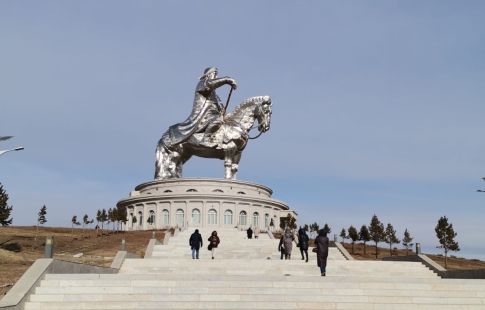 Монголия туры из иркутска. Монголия столица Улан Батор статуя Чингисхана. Памятник Чингисхану в Улан-Баторе. Центральная площадь Улан Батор памятник Чинис Хану. Статуя Чингисхана в Монголии в Улан Баторе.